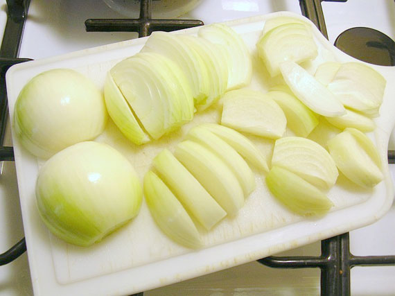 CuttingOnionOnTheGrain